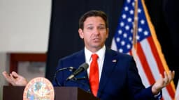 Proyecto de ley que prohíbe celulares en escuelas de Florida llega al escritorio de Ron DeSantis