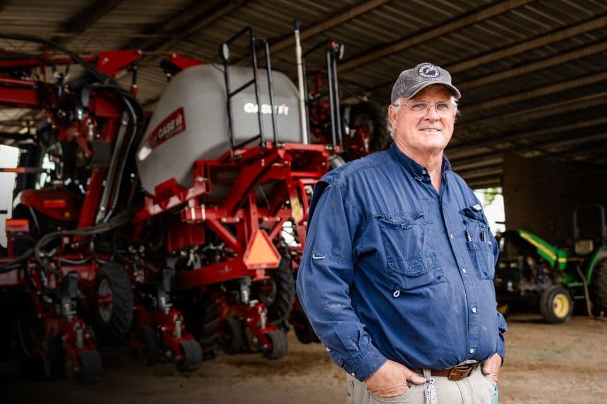 Joe Mencer, propietario de Mencer Farms en Lake Village, Arkansas, el 29 de abril de 2025. (Samira Bouaou/The Epoch Times)