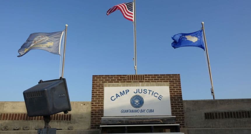 Esta foto, mostrada por oficiales del ejército estadounidense el 7 de septiembre de 2021, muestra un cartel del Camp Justice en la base naval de Guantánamo, Cuba. (PAUL HANDLEY/AFP a través de Getty Images)