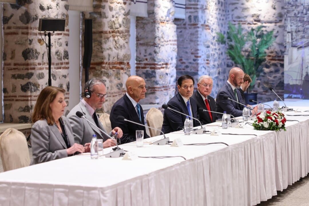 En esta imagen facilitada por el Ministerio de Asuntos Exteriores turco, se ve al secretario de Estado estadounidense, Marco Rubio (centro), durante la reunión de delegados ucranianos, estadounidenses y rusos para las conversaciones de paz entre Ucrania y Rusia en Estambul, Turquía, el 16 de mayo de 2025. (Foto facilitada por Arda Kucukkaya/Ministerio de Asuntos Exteriores turco a través de Getty Images)