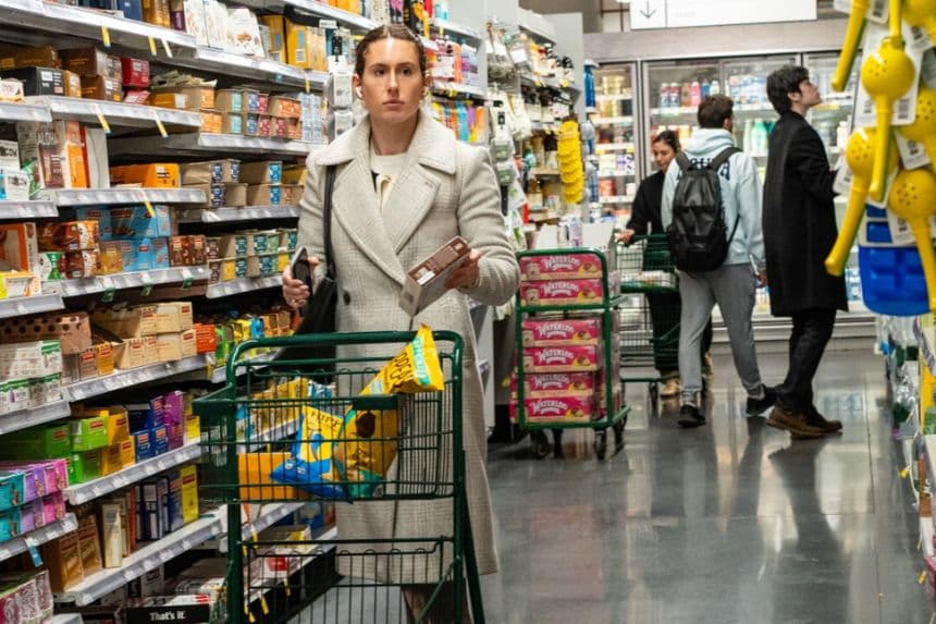 La gente compra en una tienda de comestibles en Nueva York el 12 de marzo de 2025. (Samira Bouaou/The Epoch Times)
