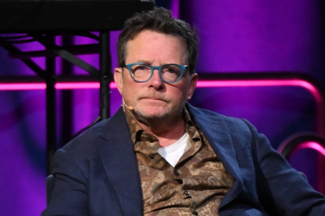 Michael J. Fox habla en el escenario durante el evento "Algo divertido sucedió en el camino hacia la cura del Parkinson" en Casa Cipriani, Nueva York, el 16 de noviembre de 2024. (Noam Galai/Getty Images para la Fundación Michael J. Fox).