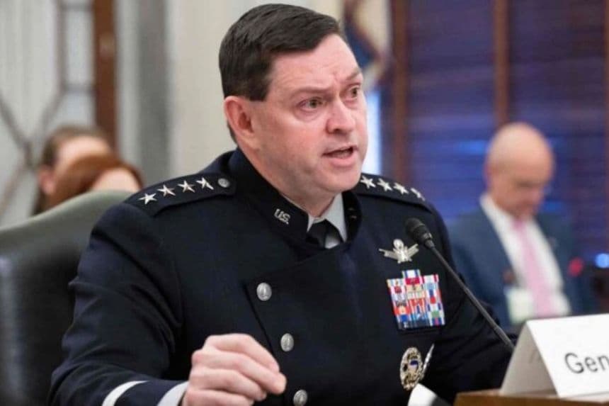 El general B. Chance Saltzman, jefe de operaciones espaciales de la Fuerza Espacial de EE. UU., declara sobre la solicitud de presupuesto para el año fiscal 2024 durante una audiencia del Subcomité de Fuerzas Estratégicas de las Fuerzas Armadas del Senado en el Capitolio, Washington, el 14 de marzo de 2023. (Saul Loeb/AFP vía Getty Images)