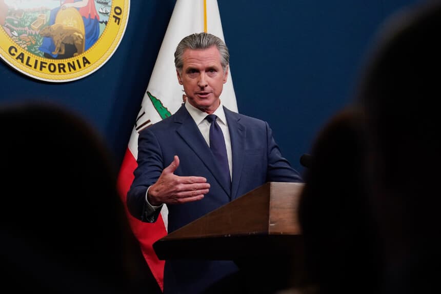El gobernador de California, Gavin Newsom, presenta su presupuesto estatal revisado para 2025-2026 durante una rueda de prensa en Sacramento, California, el 14 de mayo de 2025. (Rich Pedroncelli/AP Photo).