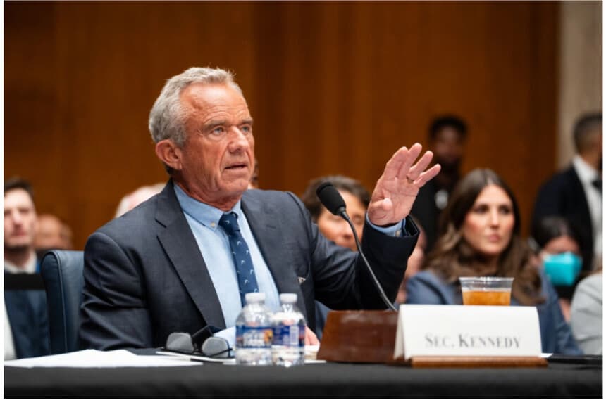 El secretario de Salud, Robert F. Kennedy Jr., testifica ante el Comité de Salud, Educación, Trabajo y Pensiones (HELP) del Senado en el Capitolio, en Washington, el 14 de mayo de 2025. (Madalina Vasiliu/The Epoch Times).