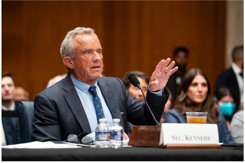 El secretario de Salud, Robert F. Kennedy Jr., testifica ante el Comité de Salud, Educación, Trabajo y Pensiones (HELP) del Senado en el Capitolio, en Washington, el 14 de mayo de 2025. (Madalina Vasiliu/The Epoch Times).