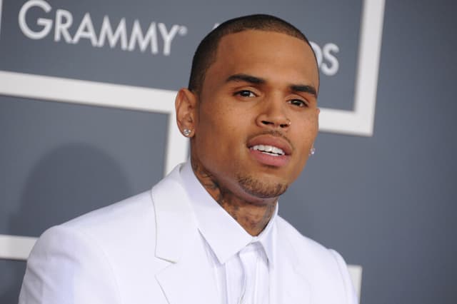 Niegan libertad bajo fianza a Chris Brown tras arresto en 2023 por ataque con botella en club