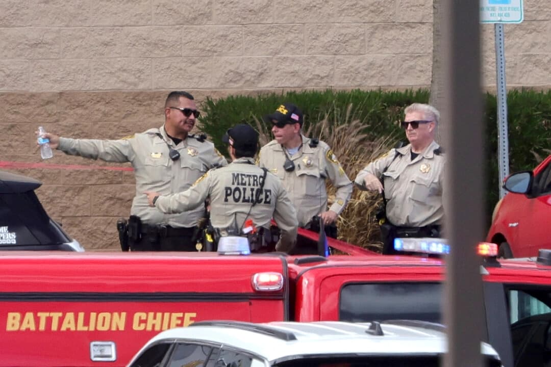 Agentes de la Policía Metropolitana se reúnen en la entrada principal del Las Vegas Athletic Club tras un tiroteo ocurrido en Las Vegas el 16 de mayo de 2025. (Steve Marcus/Las Vegas Sun vía AP)