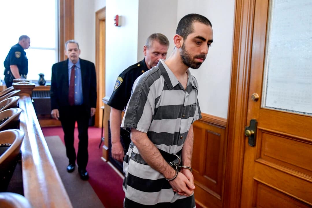 Hadi Matar entra en el tribunal del condado de Chautauqua, en Mayville, Nueva York, el 16 de mayo de 2025. (Adrian Kraus/AP Photo)