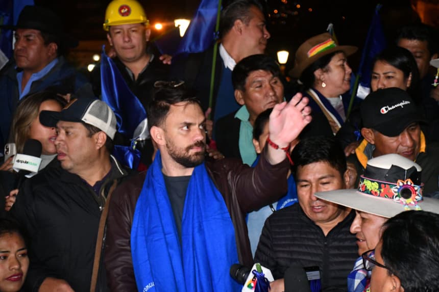 El ministro de Gobierno de Bolivia, Eduardo del Castillo (c), fue captado el 16 de mayo de 2025, al saludar luego de ser elegido como el candidato oficialista a la presidencia del país andino, por el partido Movimiento al Socialismo (MAS), en La Paz (Bolivia). EFE/STR