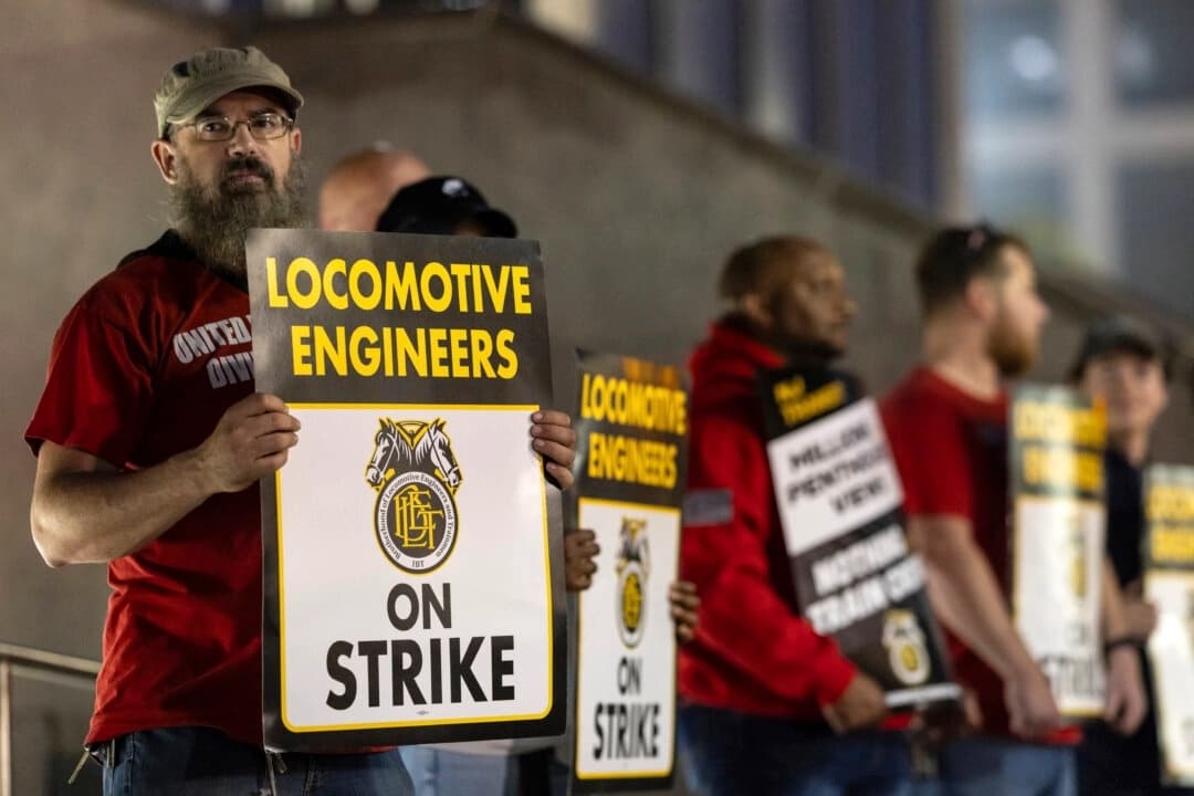 Miembros del sindicato Hermandad de Ingenieros y Ferrocarrileros forman un piquete frente a la sede de NJ Transit en Newark, Nueva Jersey, el 16 de mayo de 2025. (Stefan Jeremiah/AP Photo)