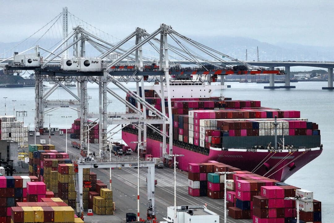 Un buque portacontenedores atracado en el puerto de Oakland, California, el 18 de abril de 2025. (Justin Sullivan/Getty Images)
