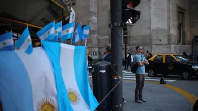 Argentina endurece fronteras y beneficios para extranjeros en un cambio en su política migratoria