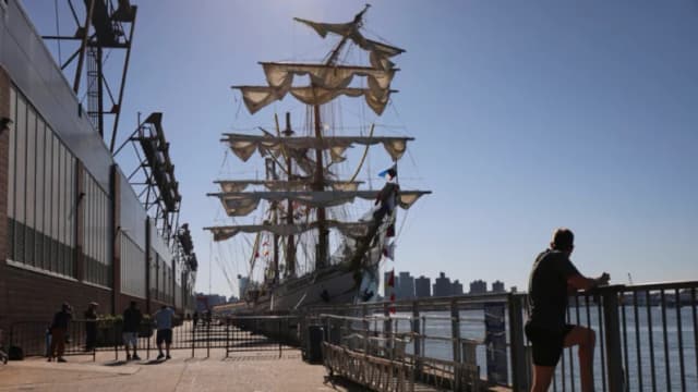 Buque de la Armada Mexicana choca con el Puente de Brooklyn: Todo lo que sabemos