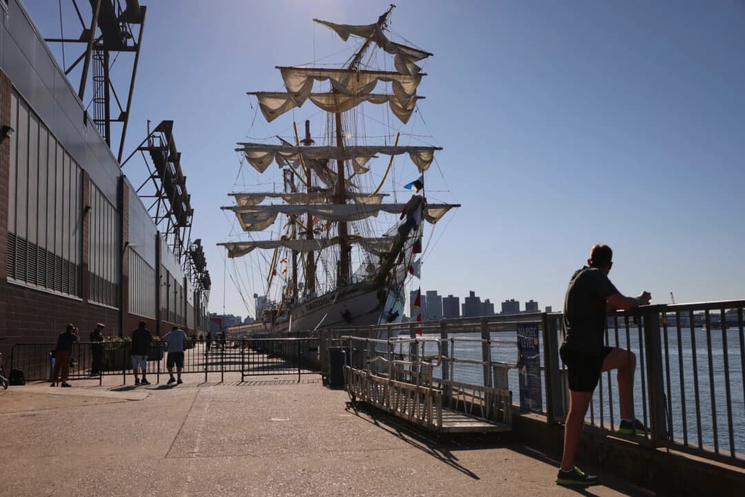 Tras chocar con el Puente de Brooklyn el sábado por la noche, el Cuauhtémoc, un buque escuela de la Armada de México, se encuentra atracado en el Muelle 35 de Nueva York, el 18 de mayo de 2025. (Yuki Iwamura/AP Photo)