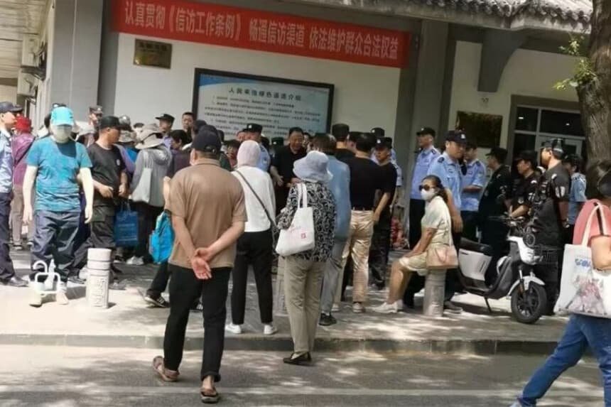 Cientos de inversionistas se congregan a diario frente a la sede del liderazgo de Xi'an desde que Jingwei Treasury Bond Service incumplió sus pagos a finales de marzo, poniendo en peligro sus ahorros para la jubilación y para emergencias. (Foto cortesía del entrevistado).