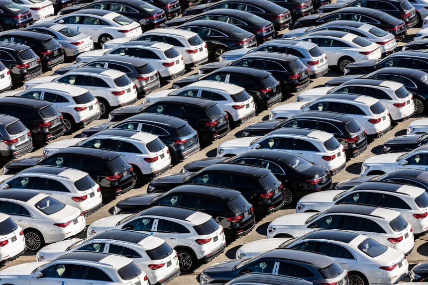 Importaciones de automóviles Mercedes Benz a la espera de ser embarcados en el puerto de Long Beach, California, el 11 de enero de 2022. (John Fredricks/The Epoch Times).