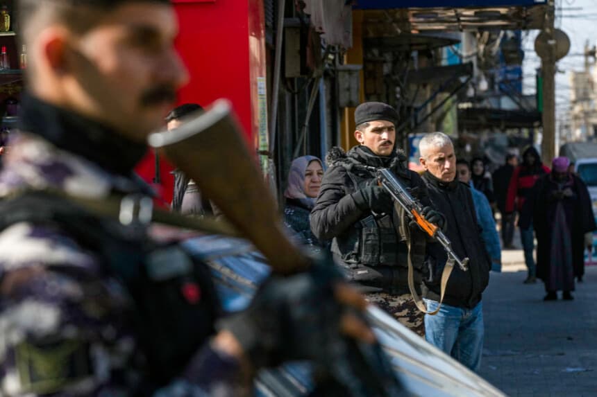 Miembros de las fuerzas de seguridad kurdas sirias patrullan una calle en la ciudad de Qamishli, de mayoría kurda, en el noreste de Siria, el 26 de febrero de 2025. (Delil Souleiman/AFP a través de Getty Images).