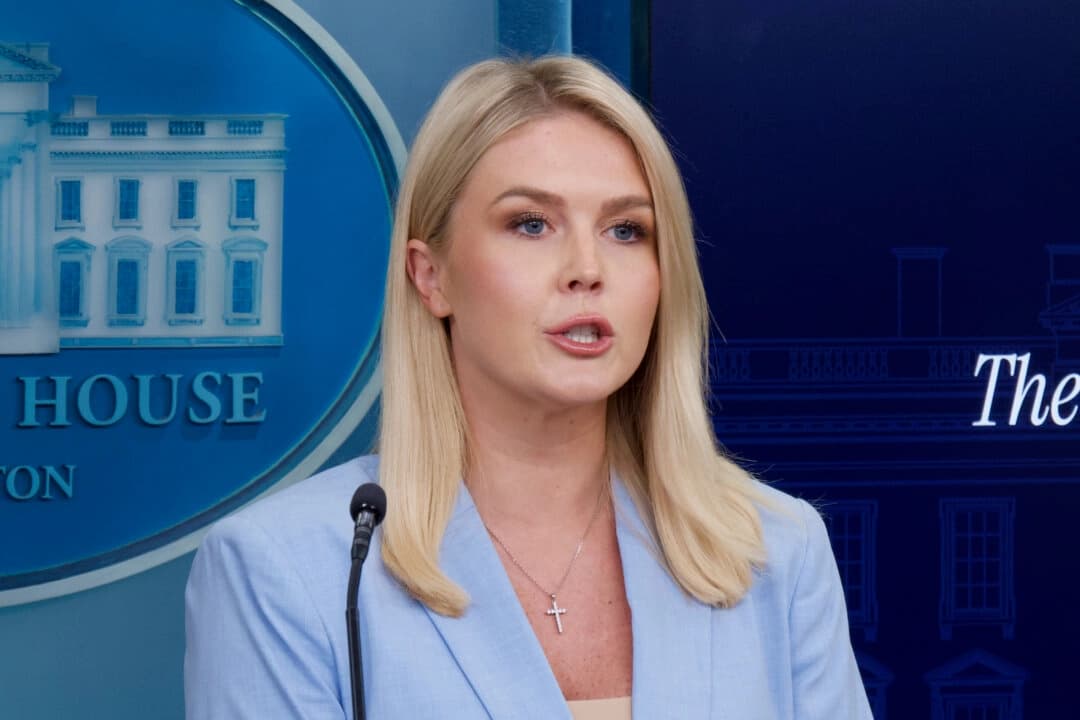 La secretaria de prensa de la Casa Blanca, Karoline Leavitt, habla con los periodistas en una rueda de prensa en Washington el 9 de mayo de 2025. (Travis Gillmore/The Epoch Times).