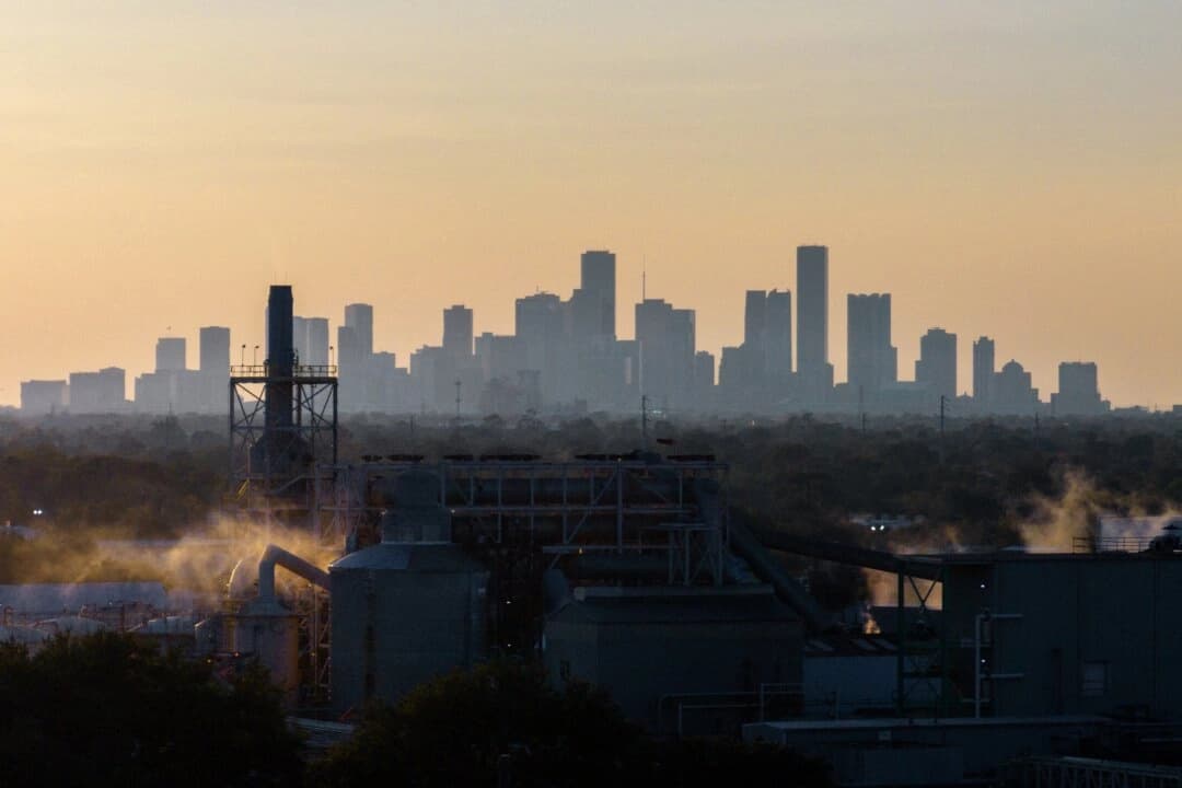 El horizonte de Houston detrás de las refinerías, el 28 de agosto de 2023. (Brandon Bell/Getty Images).