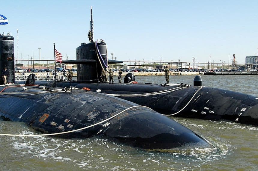 El USS Newport News (derecha) se amarra junto a su submarino gemelo de la clase Los Ángeles, el USS Boise (izquierda), tras regresar a la base naval de Norfolk, en Virginia, el 23 de abril de 2003. (Mike Heffner/Getty Images)