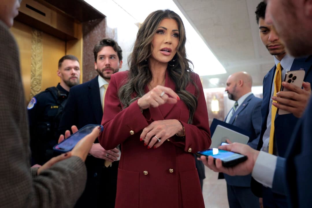 La secretaria del Departamento de Seguridad Nacional, Kristi Noem, habla con los periodistas tras asistir a una audiencia del Comité de Seguridad Nacional y Asuntos Gubernamentales del Senado en el edificio Dirksen del Capitolio, el 25 de febrero de 2025. (Chip Somodevilla/Getty Images)