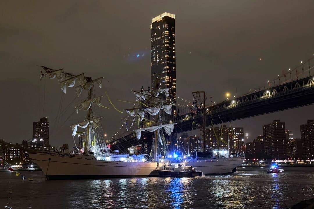 El buque de entrenamiento de la Armada Mexicana «Cuauhtémoc», varado tras chocar contra el puente de Brooklyn en la ciudad de Nueva York el 17 de mayo de 2025. (Kyle Viterbo/Foto de AP)