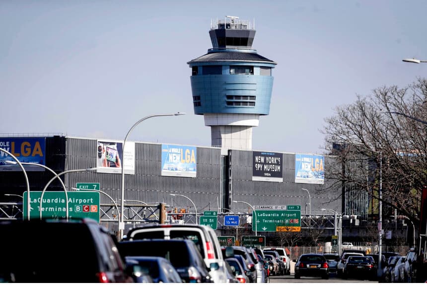La torre de control de tráfico aéreo del aeropuerto LaGuardia de Nueva York, el 25 de enero de 2019. (Julio Cortez/AP Photo).