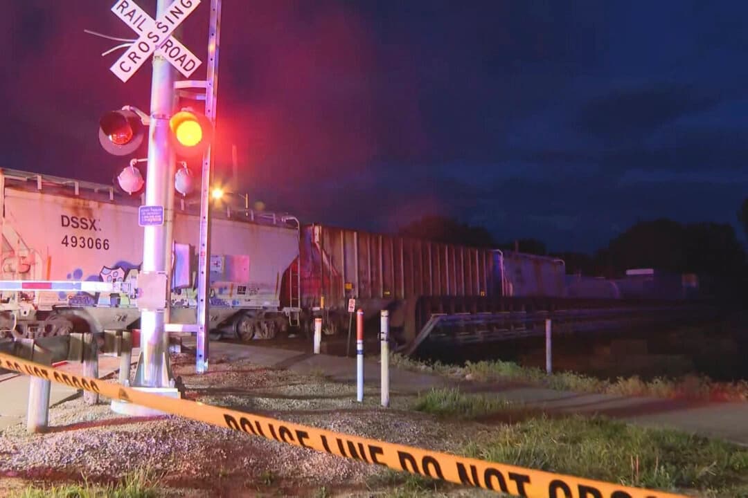 Un tren permanece inmovilizado en las vías tras atropellar a varios peatones en Fremont, Ohio, el 18 de mayo de 2025. (WTVG/13 Action News vía AP).