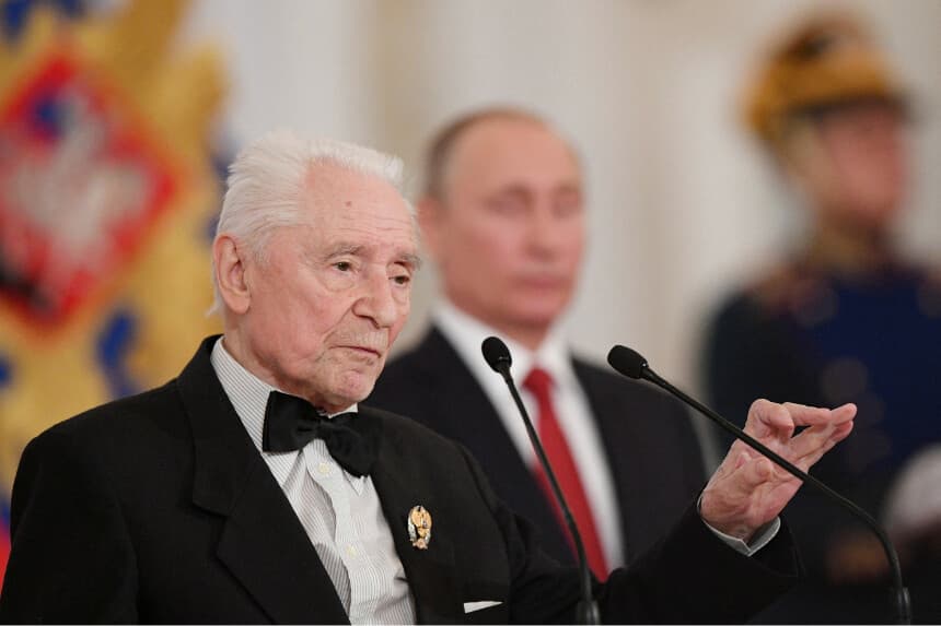 El coreógrafo ruso Yuri Grigorovich habla durante la ceremonia de entrega de los Premios Estatales con motivo del Día de Rusia en el Kremlin, en Moscú (Rusia), el 12 de junio de 2017. (Natalia Kolesnikova/Pool/Reuters).