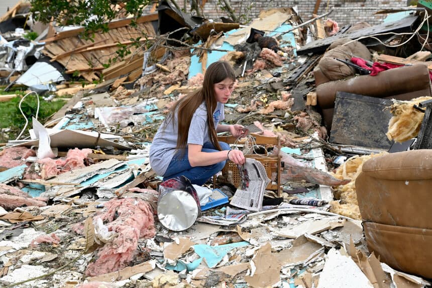 Un voluntario revisa los restos de una casa en busca de lo que se pueda salvar en el barrio de Sunshine Hills en London, Kentucky, el 19 de mayo de 2025. (Timothy D. Easley/Foto AP).