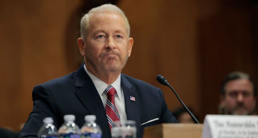 Ronald Johnson, el entonces candidato del presidente estadounidense Donald Trump para embajador de Estados Unidos en México, habla durante una audiencia de nominación del Comité de Relaciones Exteriores del Senado en el edificio Dirksen del Senado, el 13 de marzo de 2025 en Washington, D. C. (Anna Moneymaker/Getty Images)
