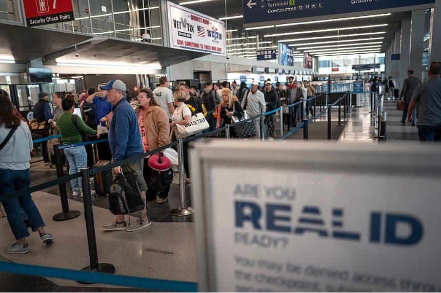 Los pasajeros pasan por un control de seguridad del aeropuerto internacional O'Hare de Chicago, Illinois, el 7 de mayo de 2025. (Scott Olson/Getty Images)