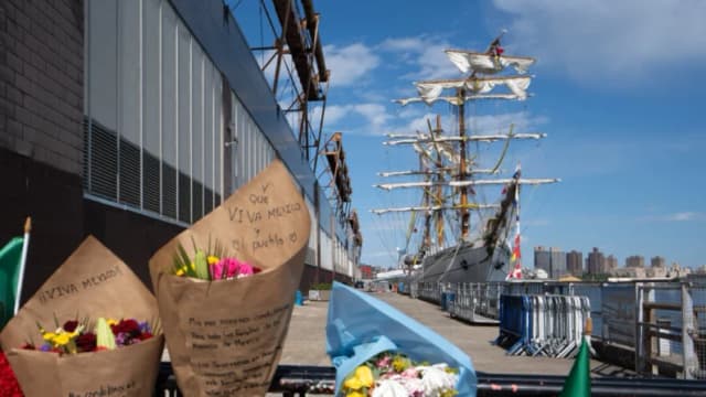 Autoridades identifican a dos cadetes que murieron tras choque de barco mexicano en el puente de Brooklyn