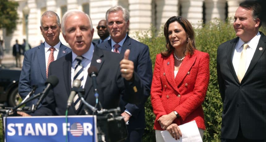 El representante republicano por Florida Carlos Giménez (R-FL) (2° de Izq.) habla mientras (de Izq. a Dcha.) el representante republicano por Florida Mario Díaz-Balart, el líder de la minoría en la Cámara de Representantes, Kevin McCarthy (R-CA), la representante María Elvira Salazar (R-FL) y el representante Alex Mooney (R-WV) escuchan durante la rueda de prensa semanal de McCarthy frente al Capitolio de los Estados Unidos el Capitolio, el 20 de mayo de 2021 en Washington, DC. McCarthy reconoció el Día de la Independencia de Cuba durante la rueda de prensa. (Alex Wong/Getty Images)