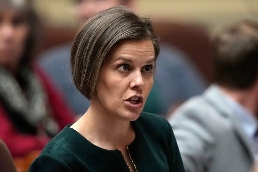 La representante estatal de Maine Laurel Libby (R-Aub) habla con un colega en la Cámara Estatal en Augusta el 14 de febrero de 2023. (Robert F. Bukaty/Archivo AP).