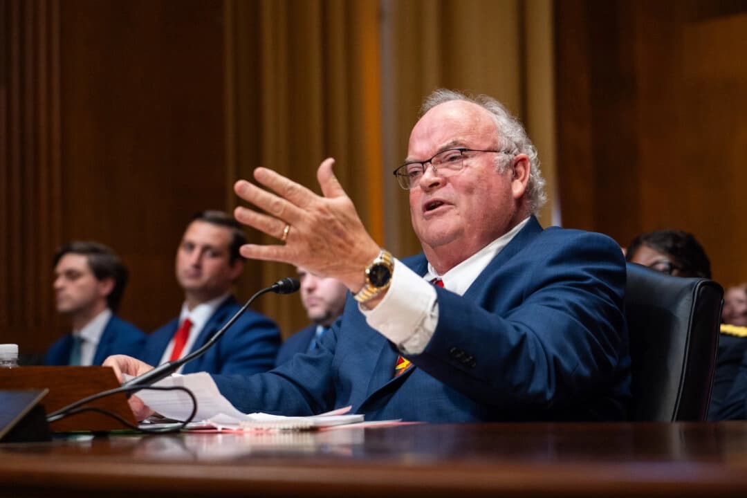 El candidato a comisionado del Servicio de Impuestos Internos, Billy Long, testifica durante una audiencia de confirmación ante el Comité de Finanzas del Senado en el Capitolio, en Washington, el 20 de mayo de 2025. (Madalina Vasiliu/The Epoch Times)