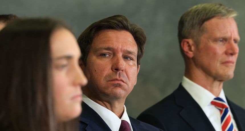 El gobernador de Florida, Ron DeSantis, (Centro) durante una conferencia de prensa celebrada en la oficina de Operaciones de Control y Deportación del ICE, el 1 de mayo de 2025 en Miramar, Florida. (Joe Raedle/Getty Images)
