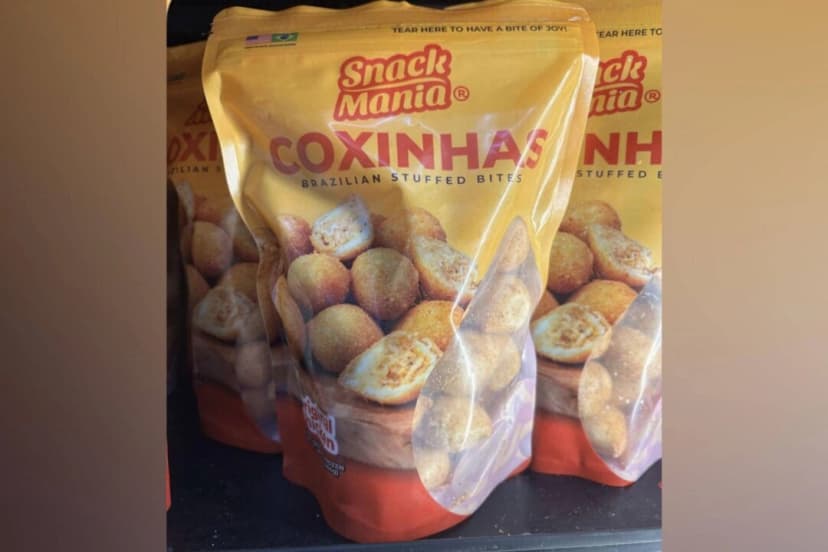 Imagen del envase de plástico de 467 g de Snack Mania Coxinhas Brazilian Stuffed Bites Original Chicken retirado por el FSIS. (USDA).