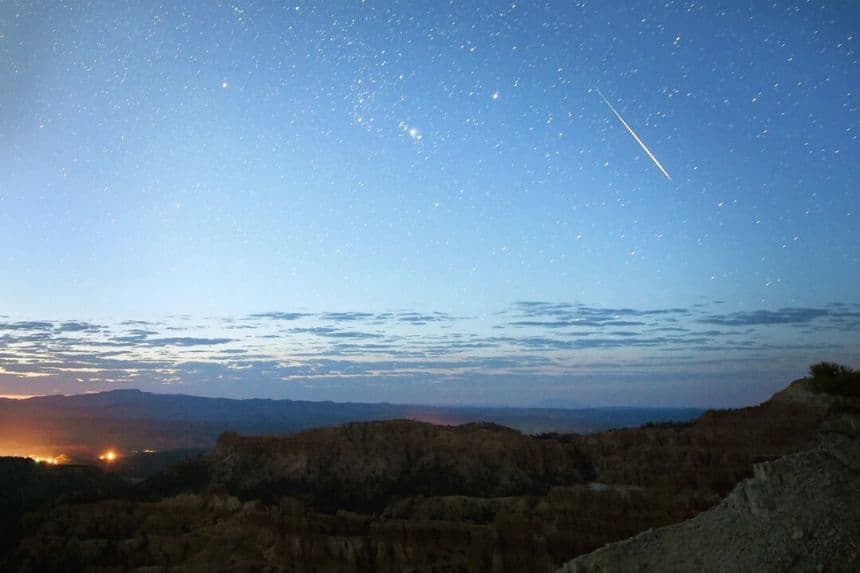 Un meteorito atraviesa el cielo sobre Inspiration Point, en el Parque Nacional Bryce Canyon, Utah, en 2016. (Ethan Miller/Getty Images)