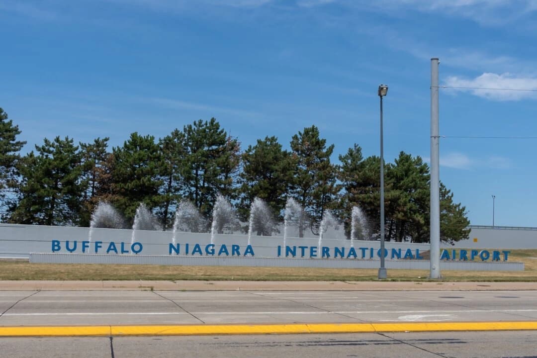 El letrero del Aeropuerto Internacional Buffalo Niagara en Cheektowaga, Nueva York, el 23 de julio de 2022. (JHVEPhoto/Shutterstock)