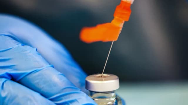 FDA ordena a fabricantes de vacunas contra COVID-19 ampliar advertencia sobre inflamación cardíaca