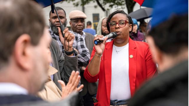 Fijan condiciones de fianza para congresista implicada en disturbios en centro de detención del ICE