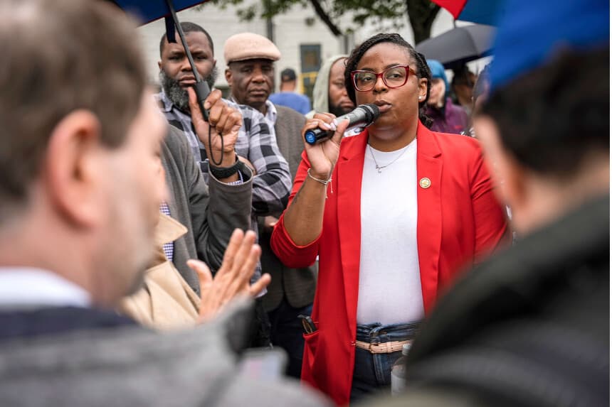La representante LaMonica McIver (D-NJ) exige la liberación del alcalde de Newark, Ras Baraka, tras su detención mientras protestaba frente a un centro de detención del ICE en Newark, Nueva Jersey, el 9 de mayo de 2025. (Angelina Katsanis/AP Photo).