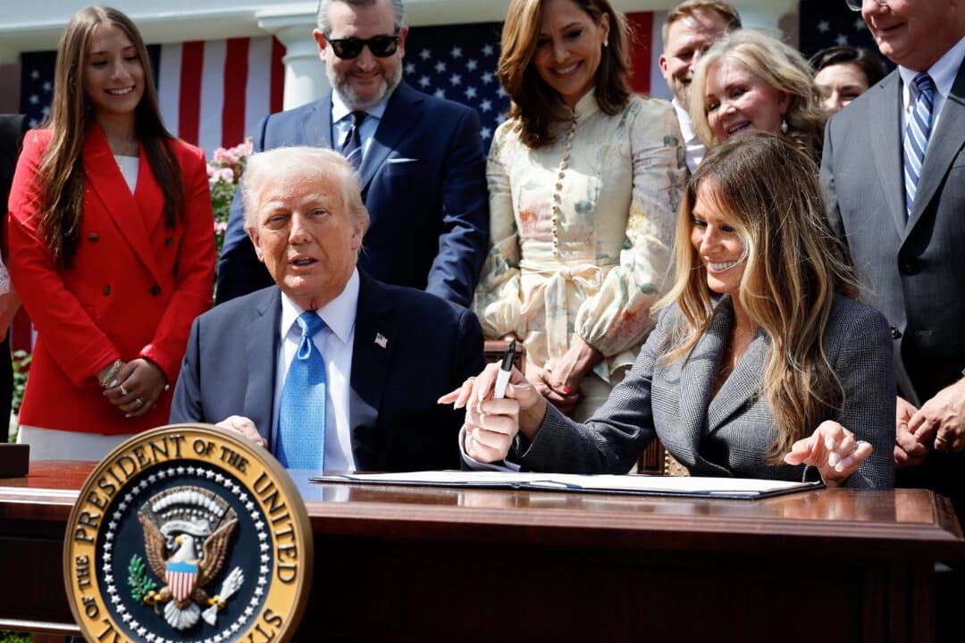 El presidente Donald Trump entrega un rotulador a la primera dama Melania Trump durante la ceremonia de firma de la ley Take It Down Act, junto a legisladores y víctimas de deepfakes generados por IA y pornografía vengativa, en el Jardín de las Rosas de la Casa Blanca, en Washington, el 19 de mayo de 2025. (Chip Somodevilla/Getty Images).