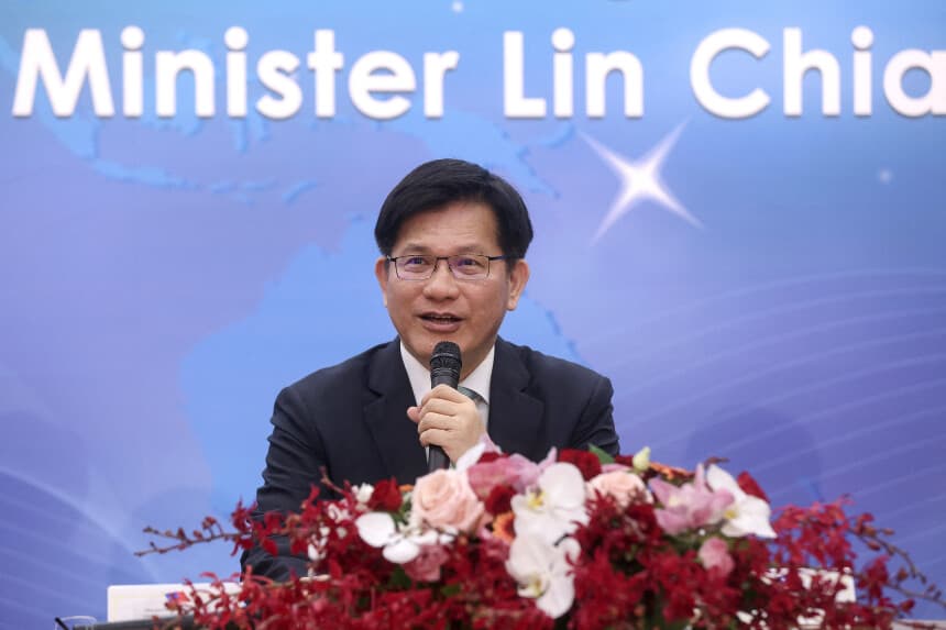 El ministro de Asuntos Exteriores de Taiwán, Lin Chia-lung, responde a las preguntas de los medios de comunicación durante una rueda de prensa internacional celebrada en Taipéi, Taiwán, el 19 de julio de 2024. (I-Hwa Cheng/AFP a través de Getty Images).