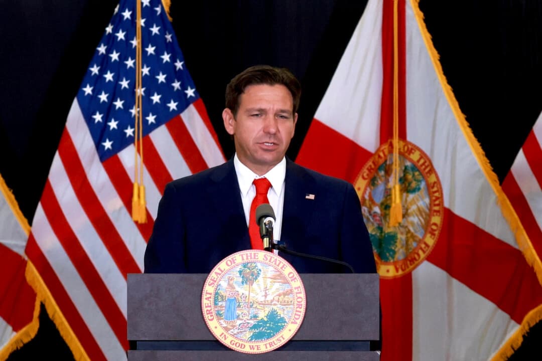DeSantis firma una ley para aumentar las penas por swatting en Florida