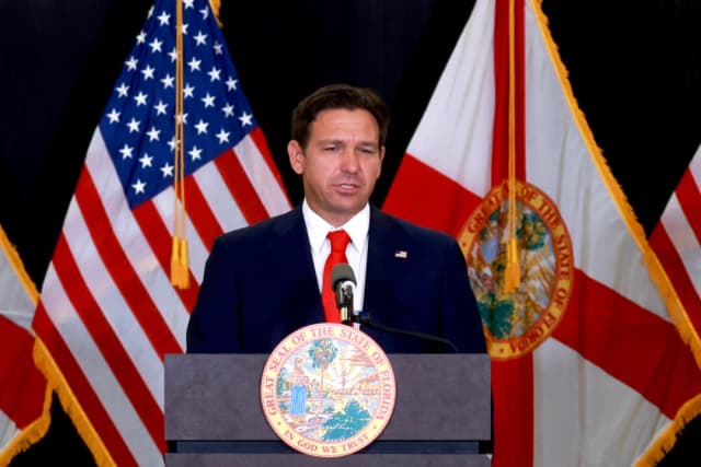 DeSantis firma una ley para aumentar las penas por swatting en Florida