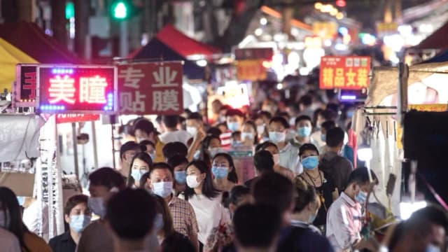 China se enfrenta a resurgimiento de COVID-19 con síntomas de punzante dolor de garganta y ardor