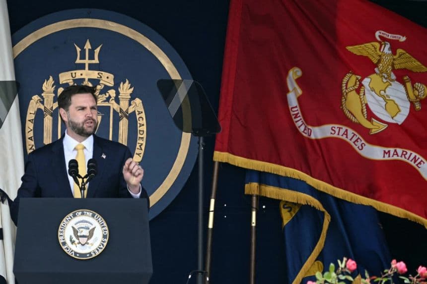El vicepresidente JD Vance pronuncia el discurso de graduación en la Academia Naval de Estados Unidos de 2025 en Annapolis, Maryland, el 23 de mayo de 2025. (Brendan Smialowski/AFP a través de Getty Images)